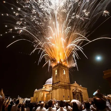 En El Centro De Con Terraza La Alborada *
